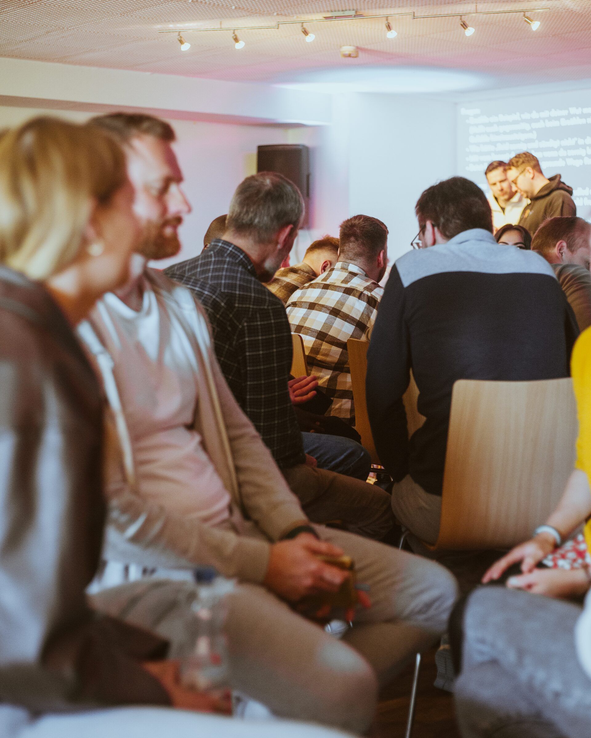 Menschen sitzen im Kreis und sprechen miteinander